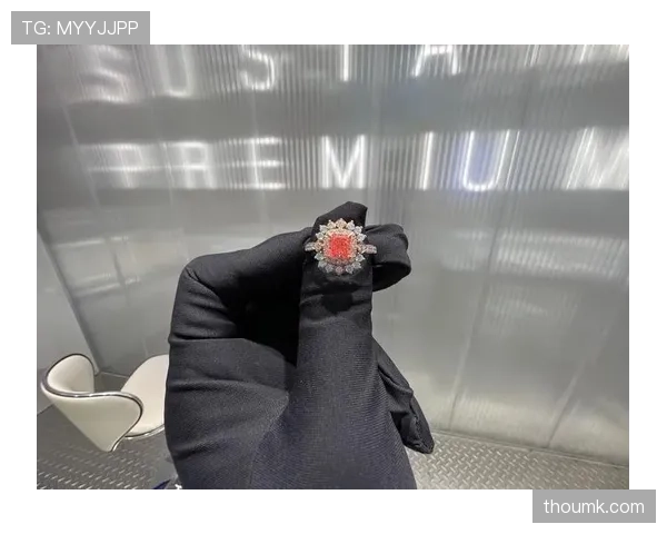 梅威瑟又晒新表了,这回连表带都镶满钻——他到底多爱bling bling? 梅威瑟又晒新表了,这回连表带都镶满钻——他到底多爱bling bling?