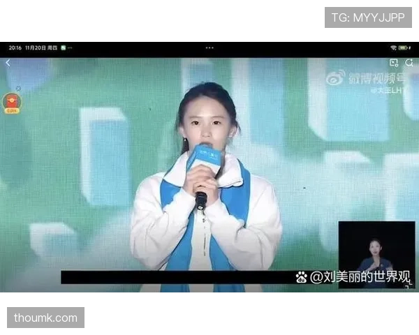 陈芋汐训练完随手啃个苹果，这自律程度看得我默默放下了薯片